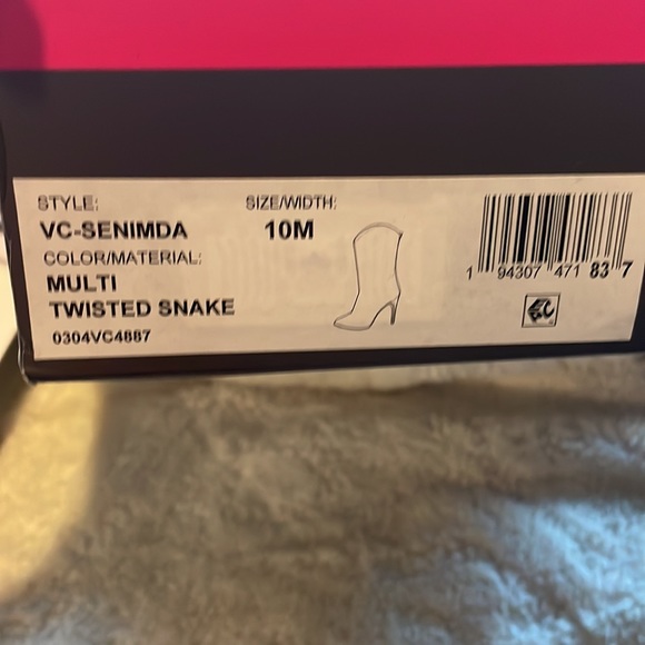 Vince Camuto listing as size 9 these run very small. Could also fit 8 1/2 - Picture 3 of 3